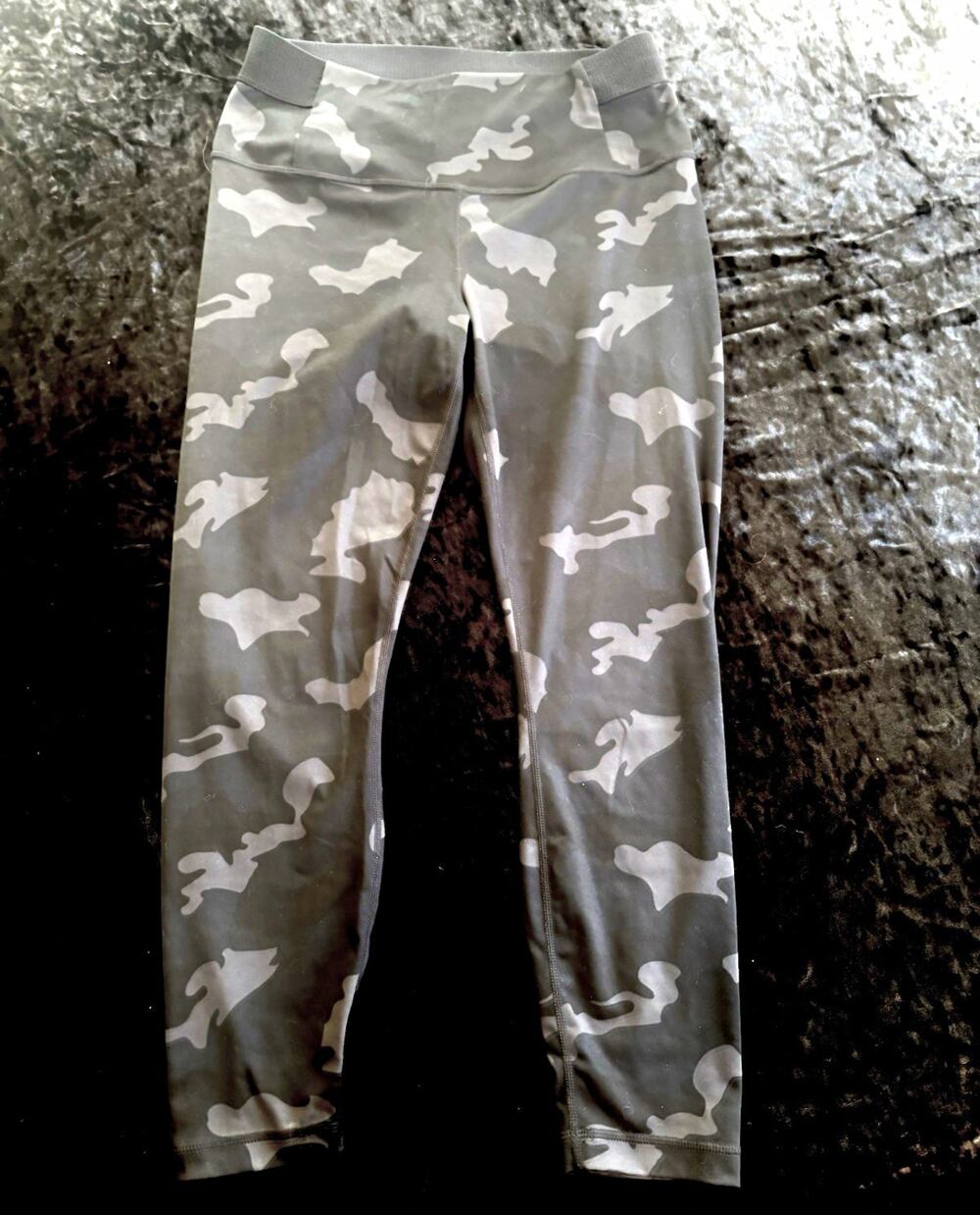 Yogalicious Lux Women’s High Rise Ankle Leggings Black/Gray Camo L Stretch